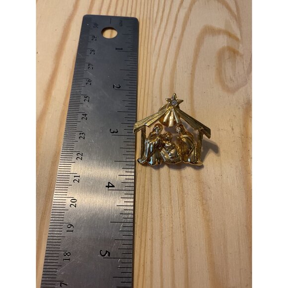 Nativity Scene Gold-Tone Lapel Pin Brooch With Clutch Back - Picture 3 of 5